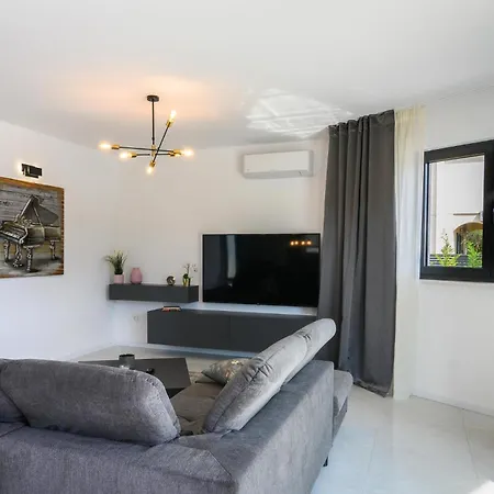 Luxurious In Kod Sibenika With Sauna Prázdninový dům *