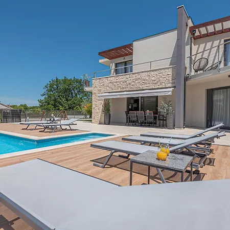 Hébergement de vacances Luxurious In Kod Sibenika With Sauna *